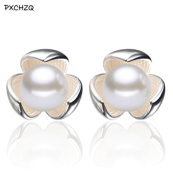 Pearl in lucky 3 leaf clover