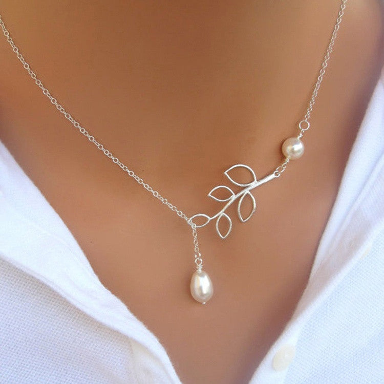 Silver pearl necklace