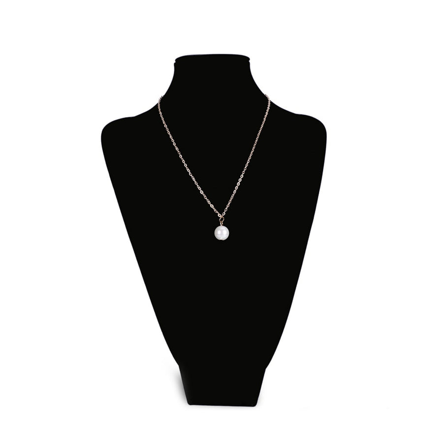 Simple pearl necklace
